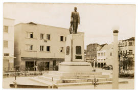 Estátua de Carlos Renaux na Praça Salgado Filho